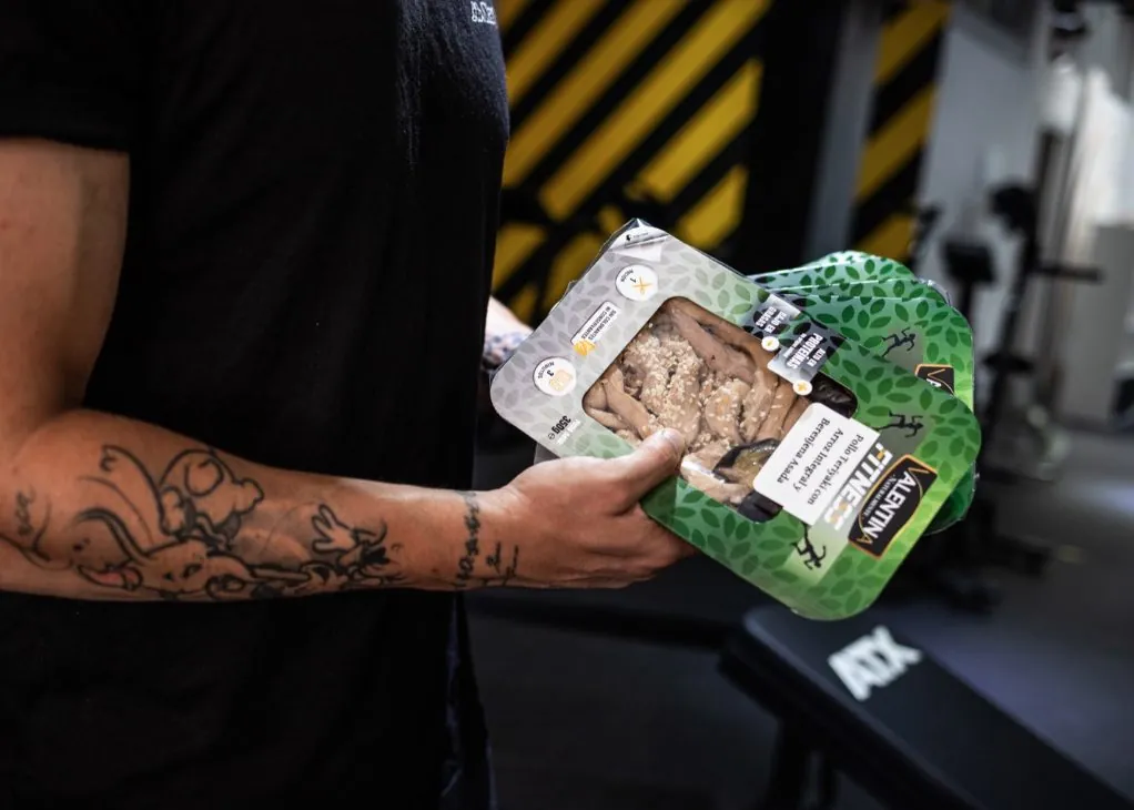 Bandejas de comida fitness fotografiadas en un gimnasio