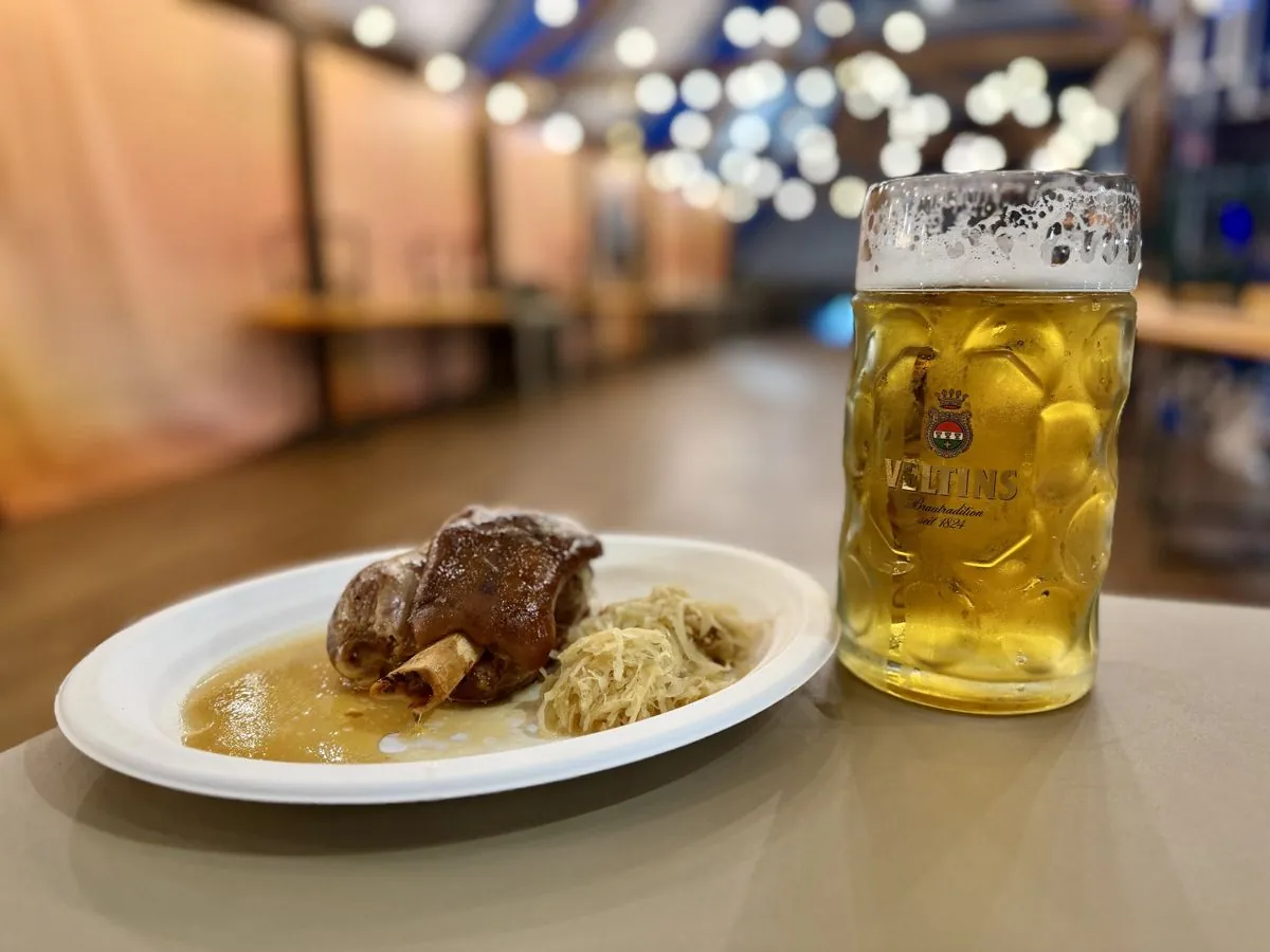 Codillo con jarra de cerveza