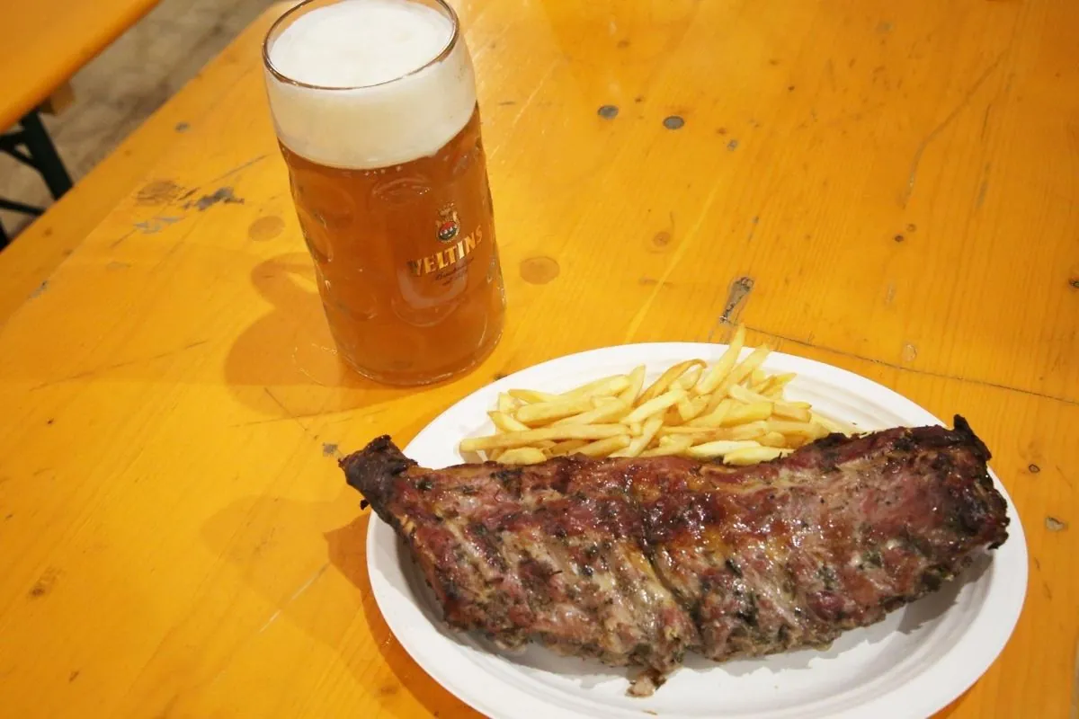 Costillar en la mesa