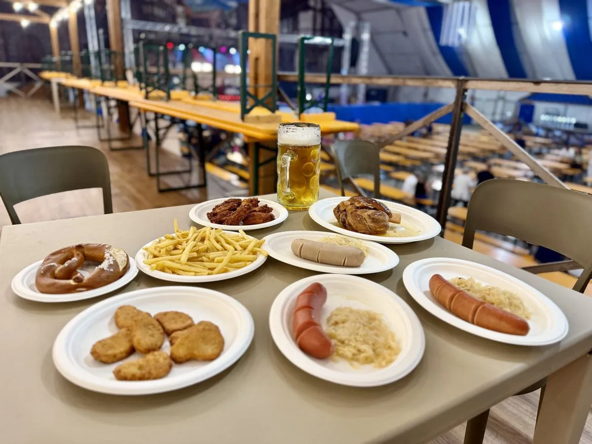 Mesa completa de la Oktoberfest con jarras y platos