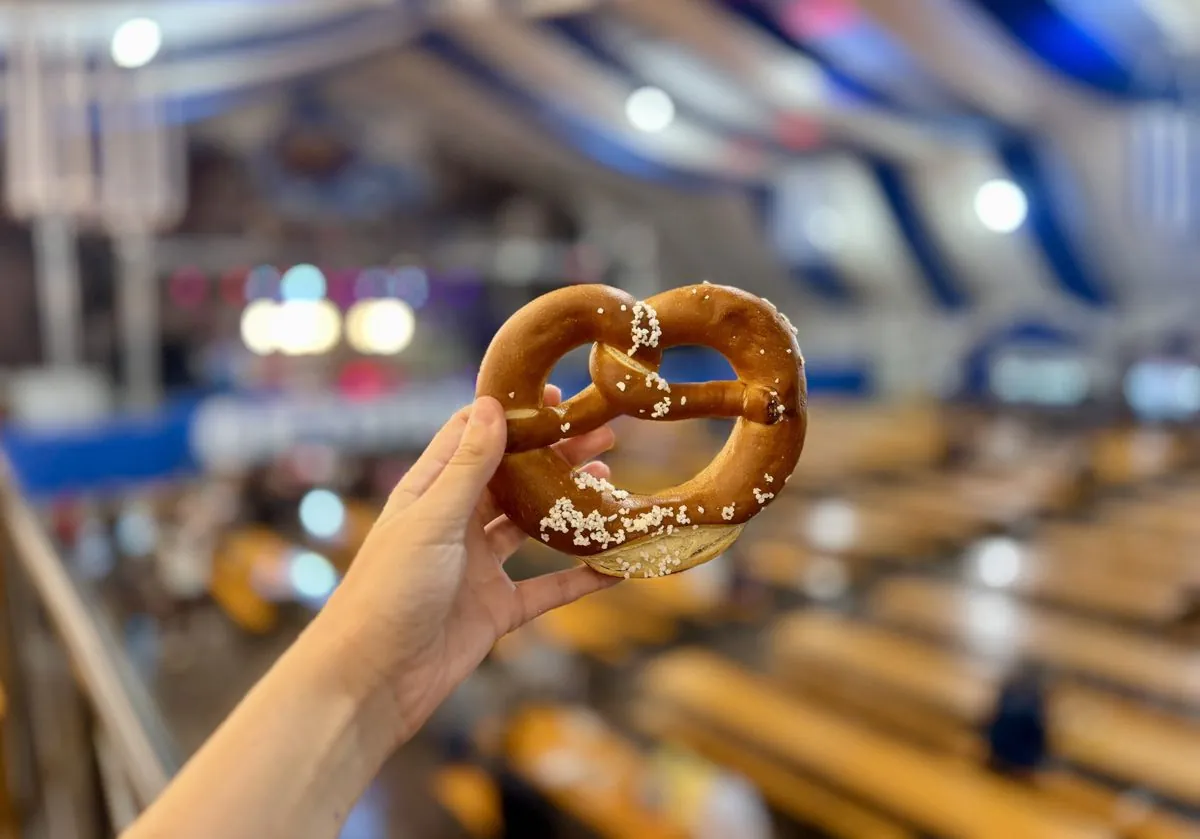 Brezel en la mano